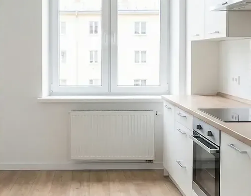 Leere, saubere Küche in einer Wohnung